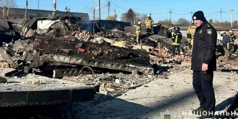 4人、火、テキストの画像のようです